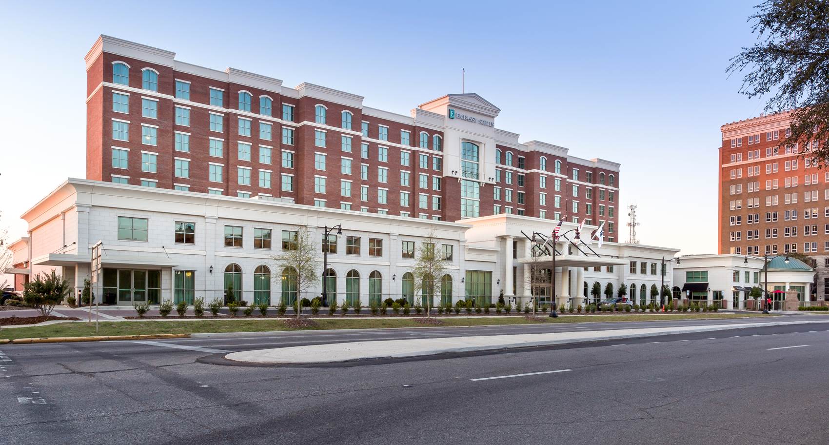 Exterior view of Embassy Suites Hotel in Tuscaloosa